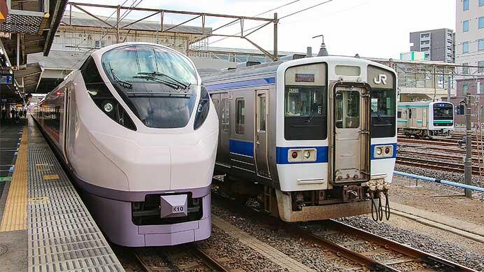 常磐線の交直車(E657系と415系.右奥にはE501系も確認できる)・写真:秋田拓海