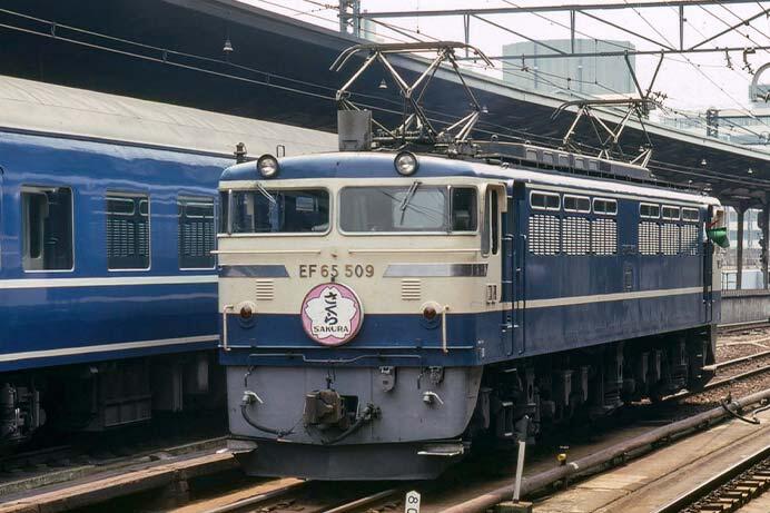 1978年7月，東京駅で機回し中のEF65 509号機・写真：関 崇博