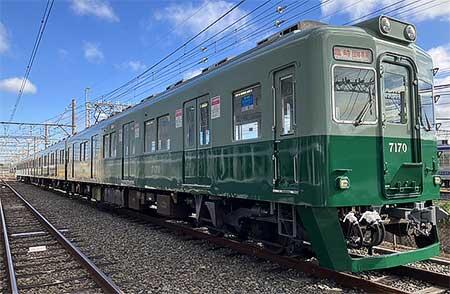 復元塗装の7100系車両