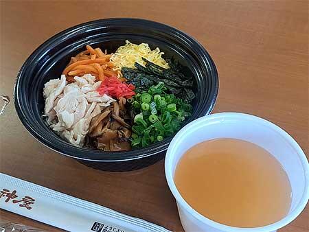 奄美地方の郷土料理「鶏飯」（けいはん）