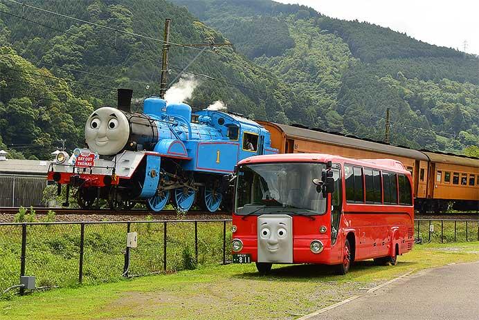 「きかんしゃトーマス号」と「バスのバーティー」