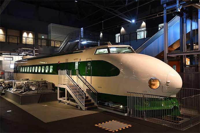 鉄道博物館で200系新幹線(222-35)の運転室を公開