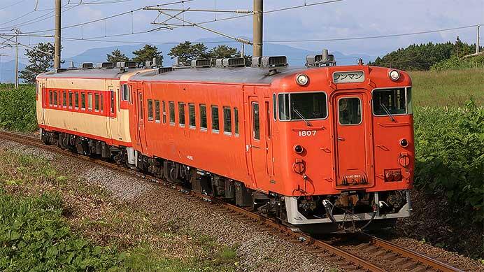 ツアーに使用される,道南いさりび鉄道所属キハ40系「国鉄急行色」「国鉄首都圏色」