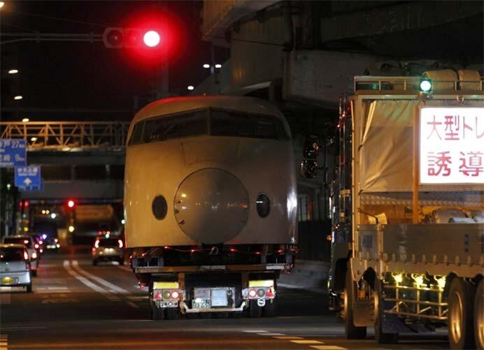 弁天町を後にする0系新幹線電車