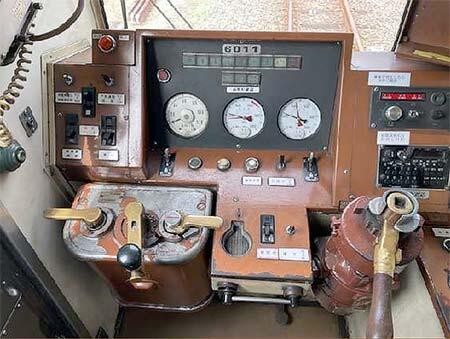 6000形運転台