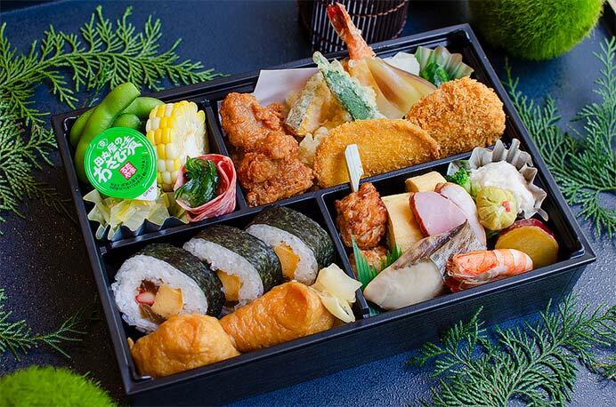 車内で提供される「宮美殿」の特製おつまみ弁当