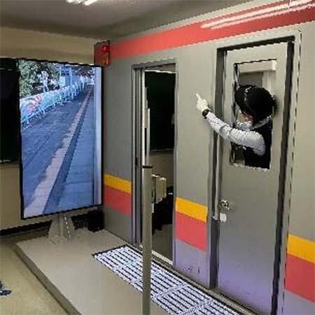「現役乗務員が教える 運転士・車掌 E129系シミュレータ体験」