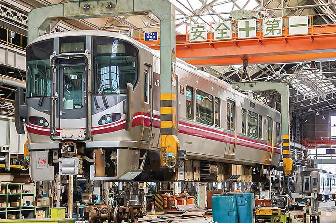 大形クレーンによる車両の空中移動のイメージ