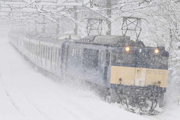 E235系1000番代F-46編成が配給輸送される