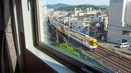 近鉄線の電車を客室から見ることができる「トレインビュープラン」